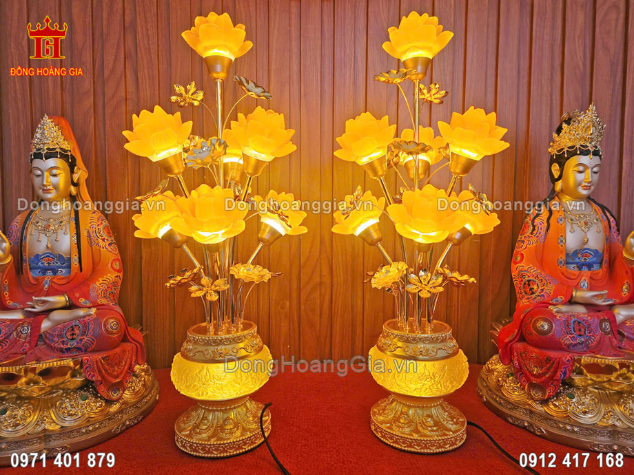 Đôi đèn lưu ly hoa sen được chế tác vô cùng tinh xảo
